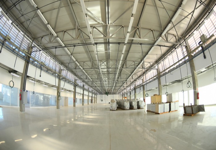 Para as oficinas. São dois os prédios principais, cada um deles com 80 metros de comprimento por 35 de largura