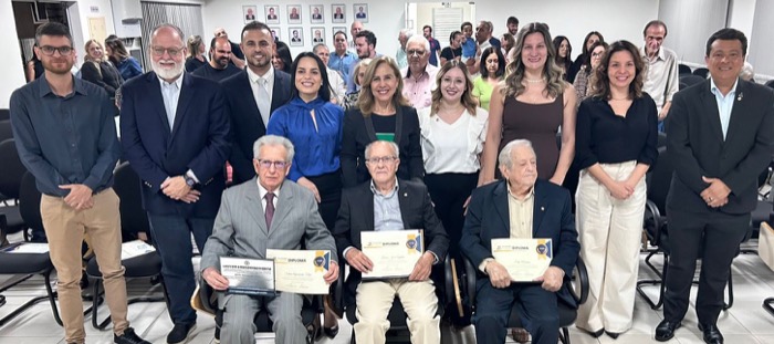 Contabilistas. Sílvio Tieni, Laércio Angelini e Edo Mariani eram homenageados