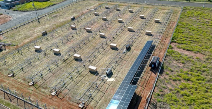 Placas eram instaladas. Primeira usina de energia fotovoltaica do município